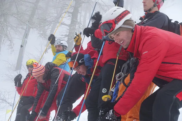 Besonders spannend gestaltete sich die Bergung eines verletzten Skifahrers aus einer steilen Rinne am Grüblzinken und die Fahrt mit dem Akja über den vereisten Zellerhang im Skigebiet Präbichl.