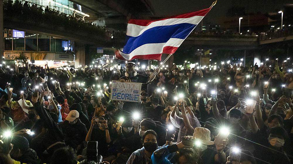 Zehntausende gingen in Bangkok erneut auf die Straße