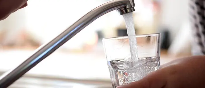 Ein Wasserhahn aus dem Wasser läuft