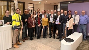 Viele Leute stehen im Halbkreis