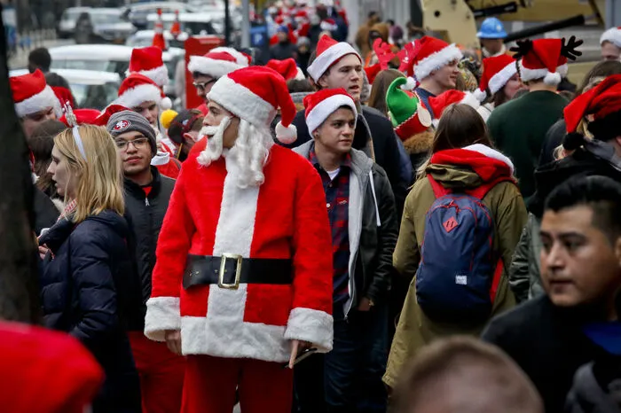 Der mittlerweile in mehr als 70 US-Städten und etwa auch in Hamburg, Stockholm, Paris und Shanghai gefeierte Brauch der Weihnachtsmann-Lokaltour geht zurück auf einen konsumkritischen Protest des dänischen Theaterkollektivs Solvognen.