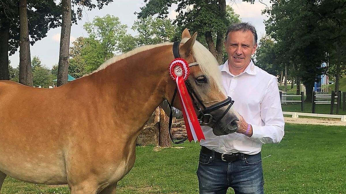 Albin Obiltschnig trainiert mit &quot;Fräulein-O&quot; für die Leistungsschau im Herbst