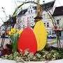 Die Deko vor dem Rathaus stimmt schon auf Ostern ein 