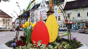 Die Deko vor dem Rathaus stimmt schon auf Ostern ein 