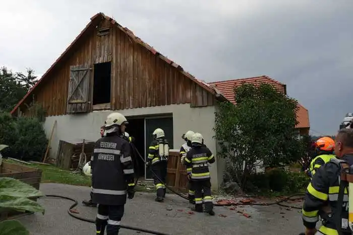 In Rollsdorf schlug ein Blitz in ein Wirtschaftsgebäude ein. Fünf Feuerwehren rückten aus, der Brand konnte rasch gelöscht werden.