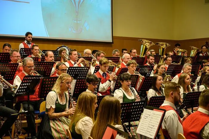 Mit weichen, schmeichelnden Tönen landete die Crew mit mehr als 300 „Passagieren“ nach zwei Stunden musikalischem Höchstgenuss sicher wieder in der neuen Festhalle Bad Schwanberg.