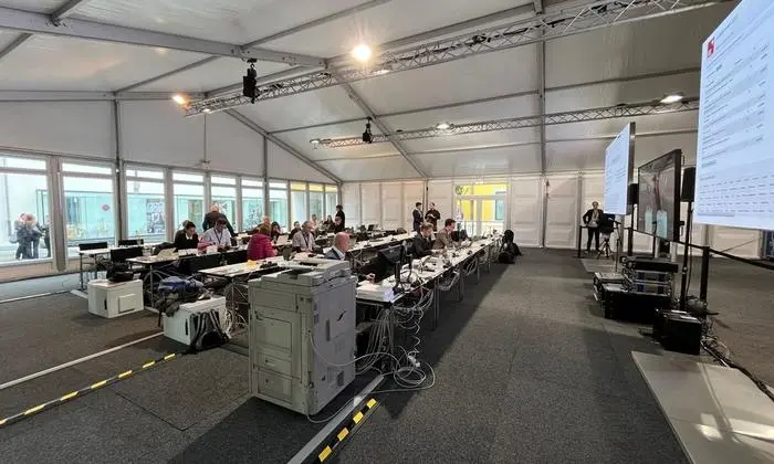 Im Pressezelt ist ganz schön was los