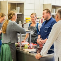 Die Chefinnen der Pernerhütte bei der Feinabstimmung mit Richard Rauch zum Rezept „Pikanter Almstrudel“.
