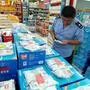 epa01493696 A law executor of local administration for industry and commerce checks a liquid milk product at a supermarket in downtown Qingdao city,eastern China's Shandong province, 19 September 2008. Liquid milk sold by three leading companies in the country was found to be contaminated with melamine, the same chemical found in baby formula which killed four infants and caused various urinary tract problems among 6,244 infants.In tests of liquid milk in recent days, 24 of the 1,202 batches were contaminated, state media reported, quoting the country's inspection agency.  EPA/WU HONG;china, lebensmittelskandal, verunreinigtes verseuchtes milchpulver, milch;milchskandal