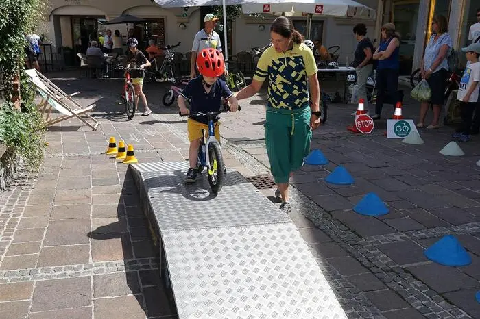 Am Südtirolerplatz spielte Live Musik, bei einem Fahrradparcour konnten die Gäste ihre Geschicklichkeit auf den Rädern testen. 