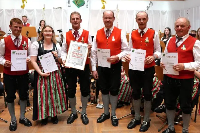 Geehrt wurden: Laura Ofner und Herwig Leitner mit dem Ehrenzeichen für 15 Jahre Mitgliedschaft in Silber, Martin Nestelbacher mit dem Ehrenzeichen für 25 Jahre in Silber-Gold, Gerhard Gruber mit dem Ehrenzeichen für 50 Jahre in Gold, Bernhard Nestelbacher mit dem Ehrenzeichen für 60 Jahre in Gold sowie Franz Gruber mit dem Verdienstkreuz in Gold am Band