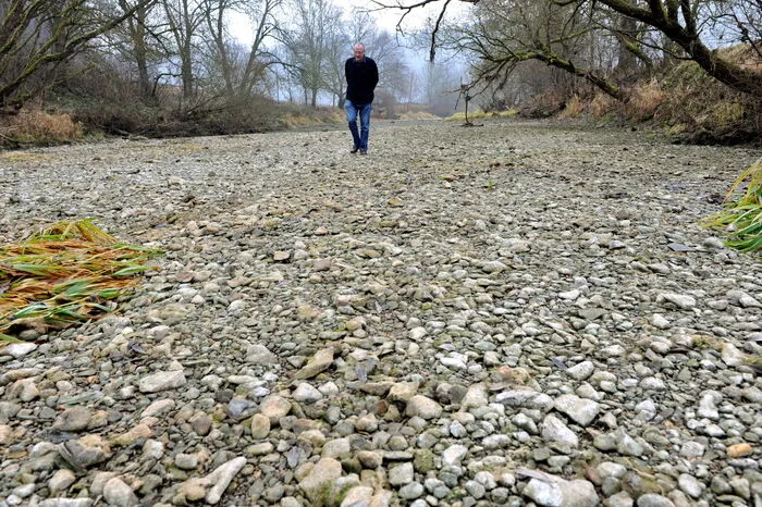 Der als Donauversinkung bekannte Abschnitt der Oberen Donau zwischen Immendingen und Tuttlingen-Möhringen ist üblicherweise nur im Sommer trocken. Im Bereich der Donauversinkung versickert Wasser der jungen Donau im Kalkgestein und erscheint im 12 Kilometer entfernten Aachtopf bei Aach (Kreis Konstanz) wieder.