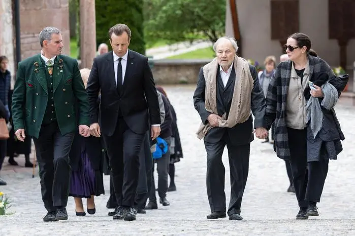 Bürgermeister Gerald Loitzl, Kulturlandesrat Karlheinz Kornhäusl und Klaus Maria Brandauer mit Gattin Natalie.