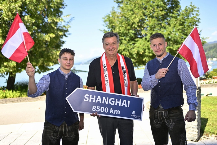 WK-Präsident Jürgen Mandl (Mitte) mit den beiden Kärntner WorldSkills-
Teilnehmern Paul Wohlesser (l.) und Noah Trettenbrein (r.)