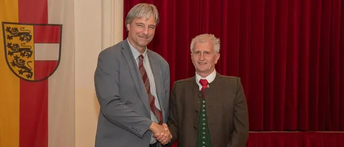 Valentin Egger (rechts) ist der neue Bürgermeister in Grafenstein. Am Donnerstag wurde er von Bezirkshauptmann Johannes Leitner angelobt