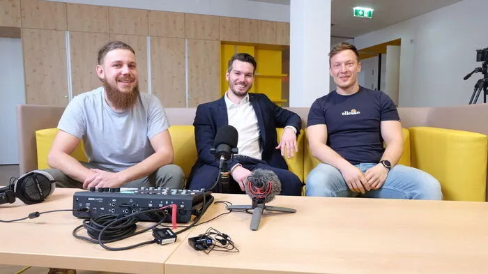 Philipp Strempfl (Mitte) und sein Team vom Black Phoenix Positioning haben die Kampagne zur Mitarbeitergewinnung entworfen.
