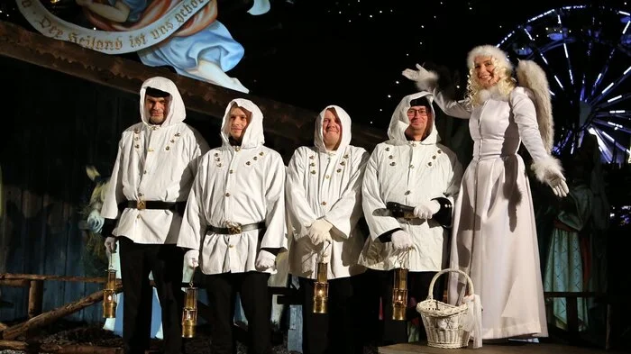 Viele Leobener bestaunten den beleuchteten Christbaum mitten auf dem Leobener Hauptplatz: Bis zum 23. Dezember wird die Adventstadt mit ihren vielen bunten Ständen zahlreiche Besucher anlocken.