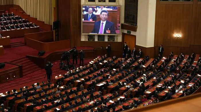 Der chinesische Präsident Xi Jinping ist während der Schlusssitzung des Nationalen Volkskongresses in der Großen Halle des Volkes in Peking auf einem Bildschirm zu sehen.