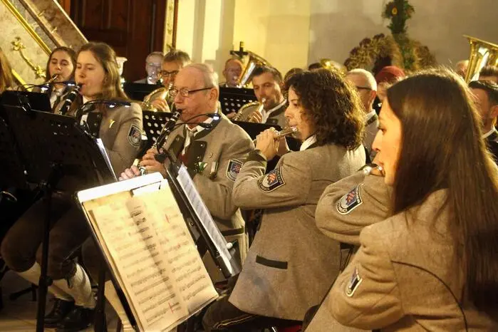 Das fünfte Kirchenkonzert im musikalischen Jahreskalender mit Obfrau Alena Voit fand großen Anklang bei den Besucherinnen und Besuchern und bot einen besinnlichen Einstieg in die nahende Adventzeit. 