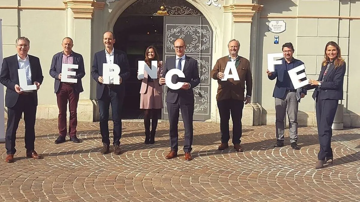 Mit Caritas-Team und Unterstützern: Martin Kulmer (links) und Christian Schwarz (Vierter von rechts) bei der gestrigen Projektpräsentation