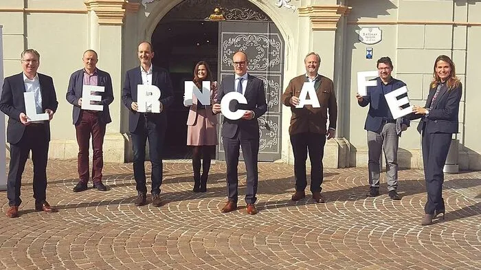 Mit Caritas-Team und Unterstützern: Martin Kulmer (links) und Christian Schwarz (Vierter von rechts) bei der gestrigen Projektpräsentation