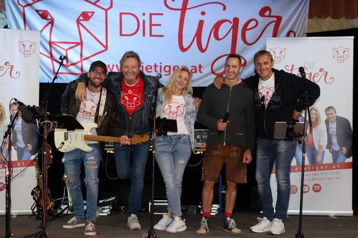Am Foto von Links: Hannes Wallner, Chef-Tiger Bert Stubinger, Tigerlady Sonja Bodner, Valentin Stubinger und Christian "Chris" Triebelnig.
