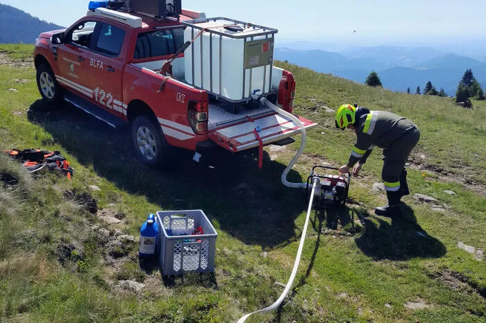 Die Fahrzeuge sind unter anderem mit einem 600-Liter-Wassertank, Löschrucksäcken und Schläuchen ausgestattet.