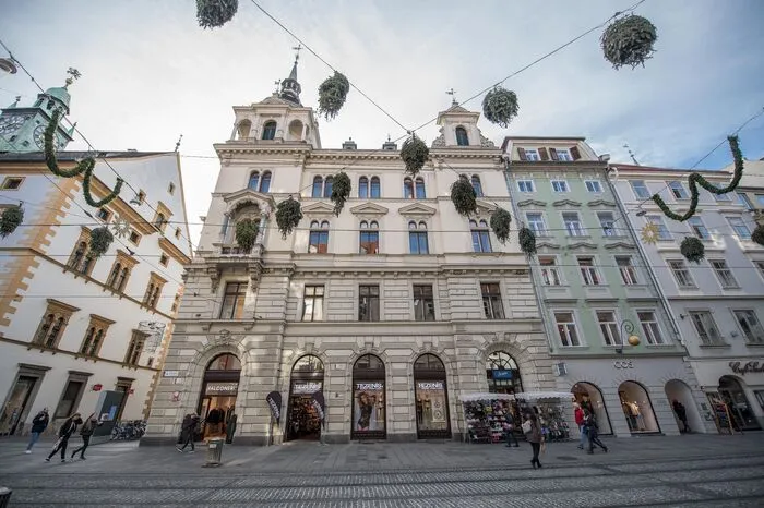 Die damaligen Besitzer dieser beiden Häuser in der Mitte gaben ihre Gebäude nicht für den Neubau des Rathauses frei - zwar gehören sie mittlerweile der Stadt, aber man sieht noch gut, dass sie damals vom neuen Rathaus ummantelt wurden.