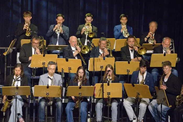 Die Bigband vereint Schüler, Lehrkräfte und Gastmusiker zu einem harmonischen Klangkörper. Gespannt wurde ein musikalischer Bogen von Jazz und Latin über Pop bis hin zu gefühlvollen Gesangsdarbietungen.
