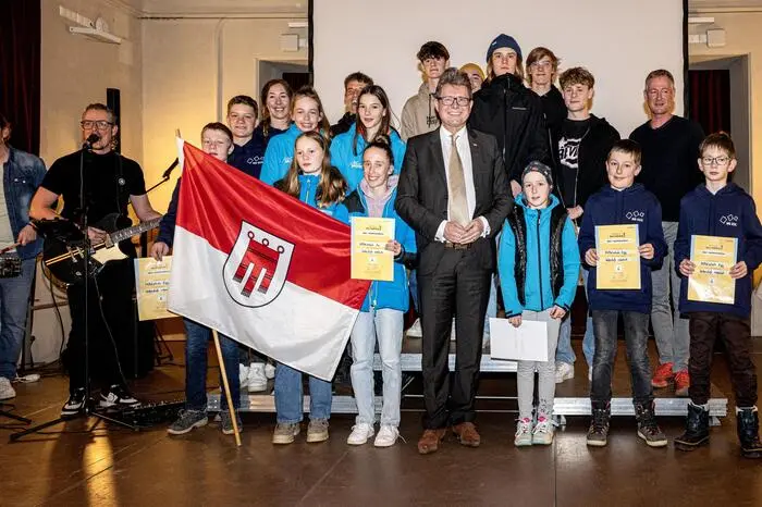 Gewertet wurde das jeweilige Team der Schule mit Sprint, Massenstart, Teamstart und Gesamtzeit. Unter dem Jubel und Applaus der begeisterten Schüler und Schülerinnen nahmen Minister Martin Polaschek und Bürgermeister Josef Pfeifer die Siegerehrungen vor, musikalisch begleitet vom Duo Willi und Klaus und einem Bläserquartett der Musikkapelle Pöllau. 