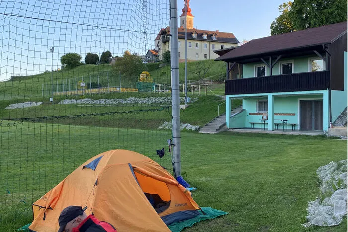 In St. Oswald bei Plankenwarth durfte das Paar am Fußballplatz zelten.
