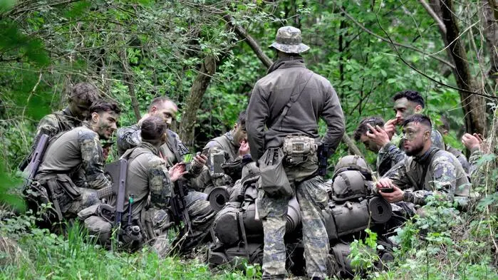 Grundwehrdiener des Jägerbataillons 17 in Straß bei der Ausbildung im Feld