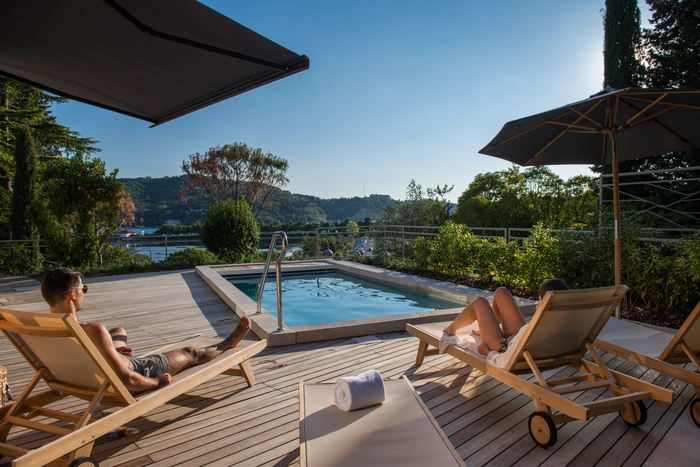 In den Becken der Resorts können die Gäste die Ruhe genießen 