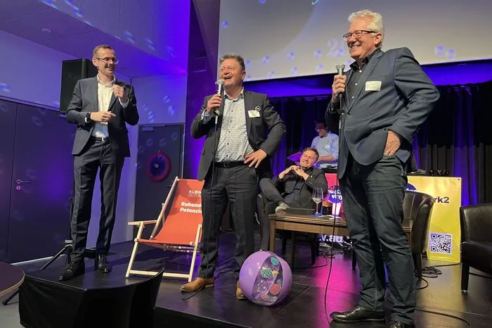 Oliver Kröpfl von der Steiermärkischen Sparkasse und Thomas Spann von der Kleinen Zeitung spielten mit den Unternehmern Ball und setzten somit den Startschuss zum Netzwerk-Abend.