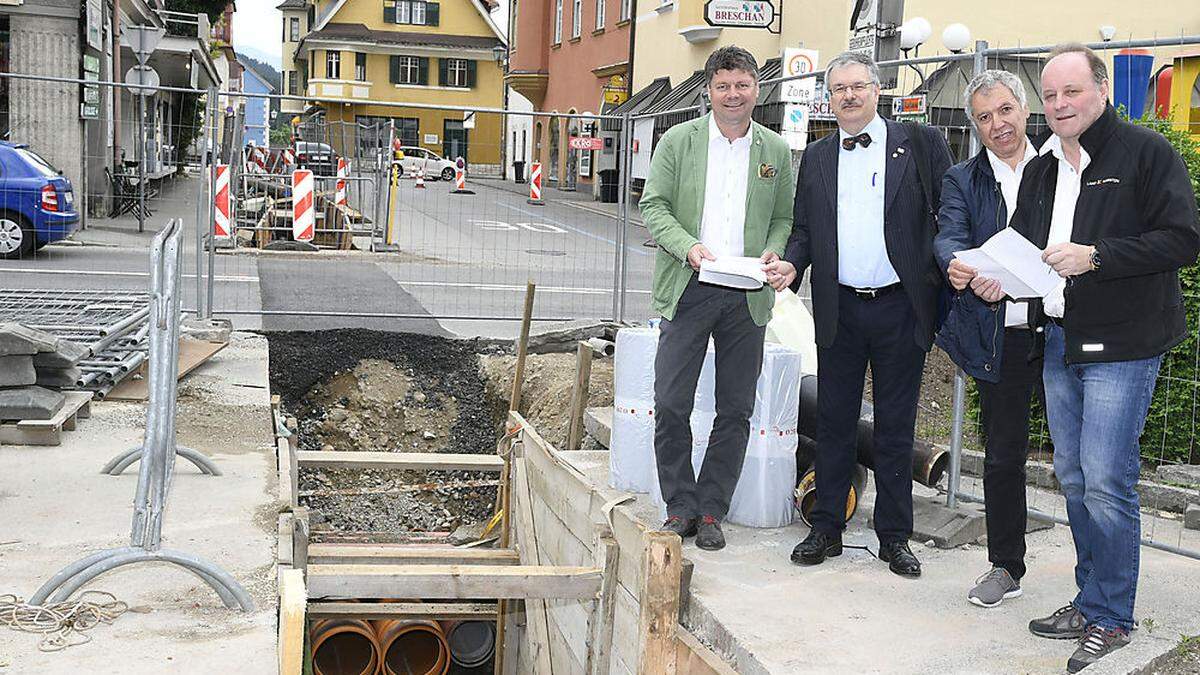 Gerhard Pirih, Roland Hohenauer vom Planungsbüro Dr. Lengyel, Franz Eder und Hansjörg Gritschacher bei der Baustelle in der Bernhardtgasse