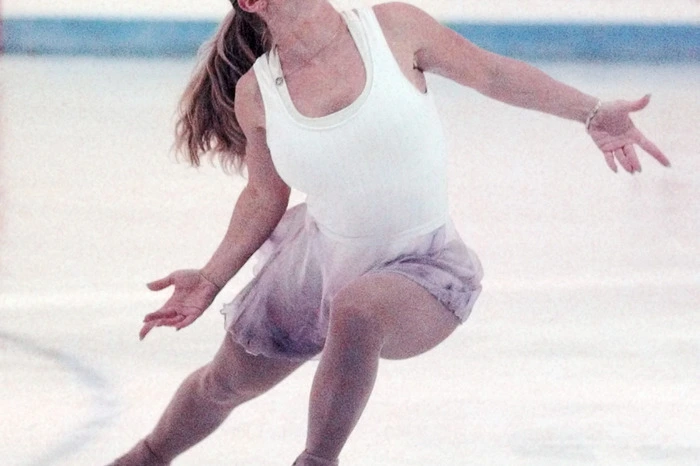 Die US-amerikanische Eiskunstläuferin Tonya Harding wurde 1994 weltbekannt, weil ihr Ehemann einen Attentäter bezahlte, um ihre Konkurrentin Nancy Kerrigan während eines Trainings zu attackierten. Mit einer Eisenstange schlug dieser Kerrigan auf die Kniescheiben, sodass sie nicht an der US-internen Olympia-Qualifikation teilnehmen konnte.  Harding wurde lebenslang gesperrt, versuchte sich später auch als Boxerin und Eishockey-Spielerin. Erst 2017 räumte sie ein, von dem Plan gewusst zu haben. 