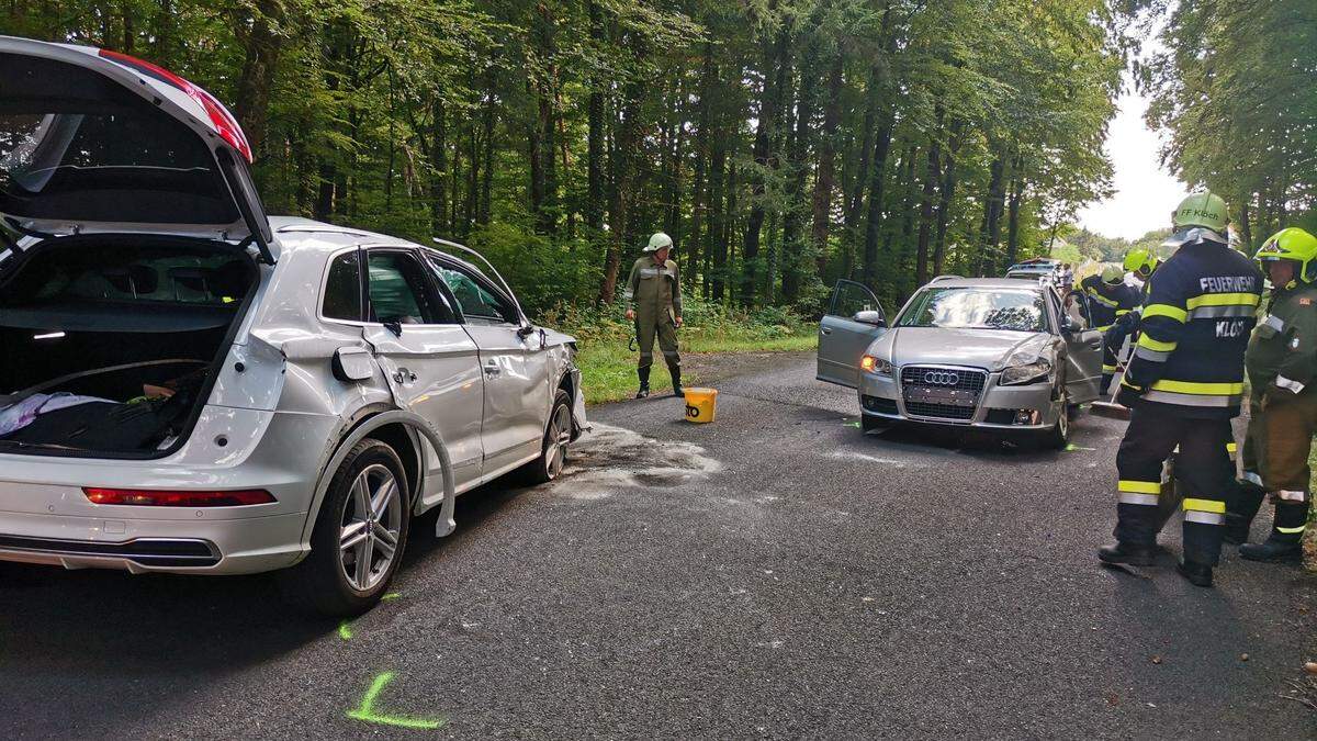 Beide Fahrzeuge wurden stark beschädigt