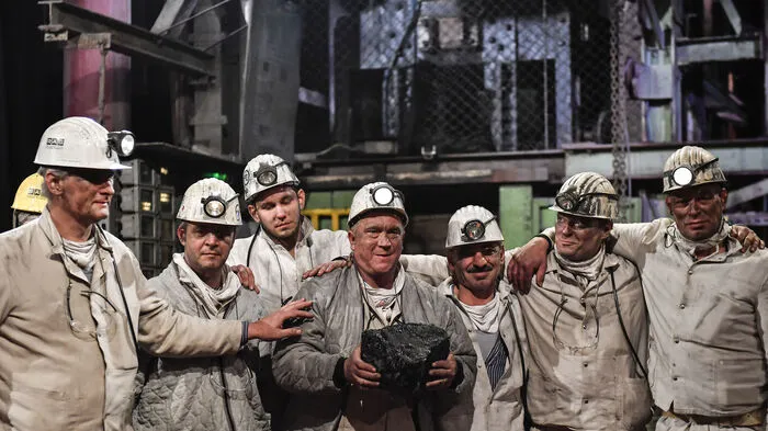 Sieben Bergleute haben das letzte, in Deutschland abgebaute, Steinkohlestück aus der letzten in Deutschland noch fördernden Steinkohlenzeche nach oben gebracht. Damit endete nach rund 200 Jahren die Ära der industriellen Steinkohleförderung in Deutschland.