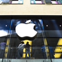 Der Eingang zu einem Apple-Shop | Apple konnte bisher nach eigenen Angaben unter anderem dank langfristiger Lieferverträge die Gerätepreise für Kunden weitgehend stabil halten, das dürfte sich bald ändern