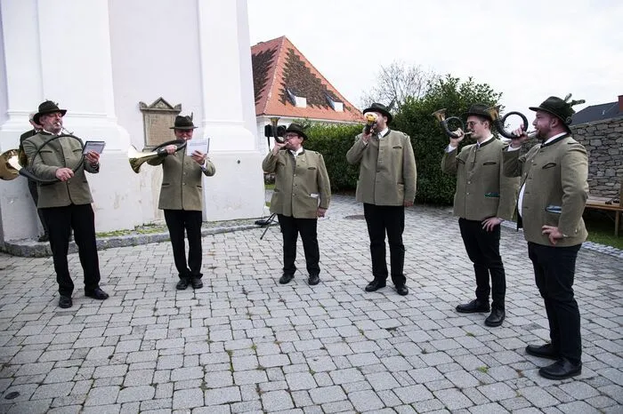 Im anschließenden Festakt vor der Pfarrkirche fand die Streckensegnung sowie die Angelobung der 53 Jungjäger des Jagdbezirkes durch Bezirksjägermeister Franz Gruber und Obmann Gerhard Gratzer und die Übergabe der Jägerbriefe statt.