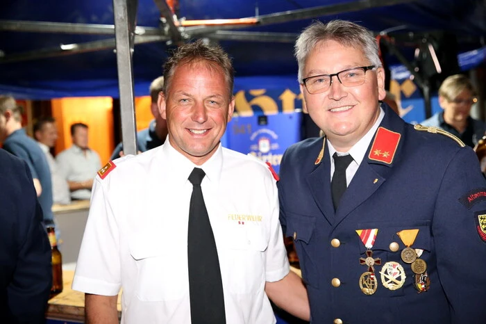 In bester Feierlaune gesichtet wurden unter anderen Bezirksfeuerwehrkommandant Friedl Monai (links mit FF Altenmarkt-Kommandant Konrad Salmina), Stellvertreter Johann Stromberger sowie Kameradschaftsführer Roland Reibnegger, Stadtgärtnerei Althofen-Chef Ewald „Blumi“ Dabernig sowie Bauunternehmer Wolfgang Gebeneter. 