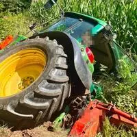 In Kittenbach steckte ein Traktor tief im Graben fest