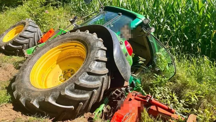 In Kittenbach steckte ein Traktor tief im Graben fest
