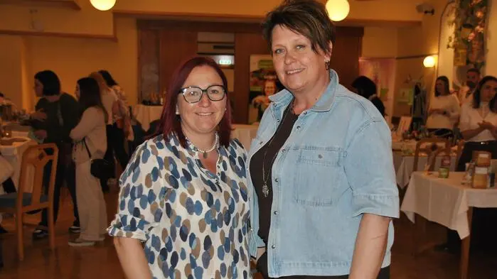 Veranstalterinnen Lisa Widerer (links) Barbara Unterlercher (rechts) luden am Dienstag zur vierten „Ladies Night“ in Mürzhofen