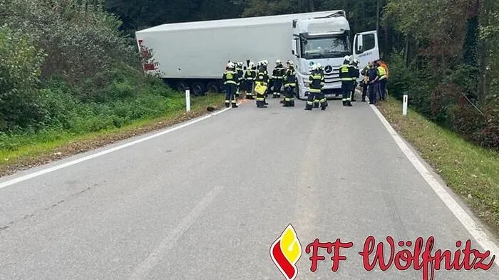 Der Sattelzug blieb in der Kurve stecken