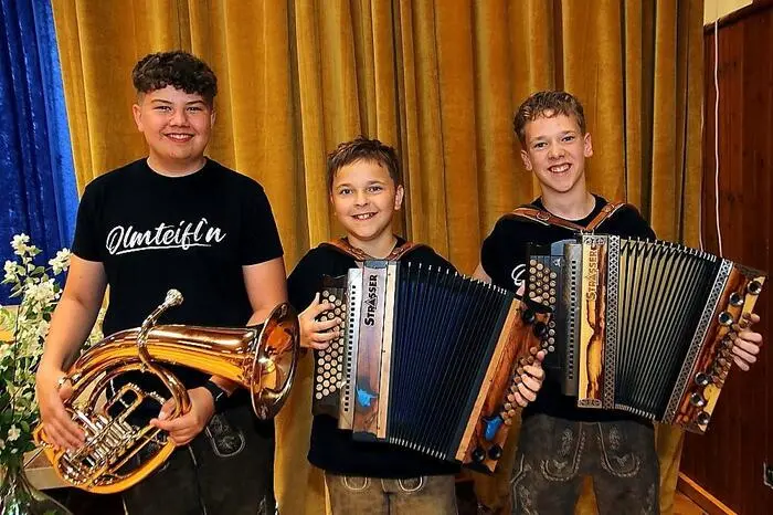 Als musikalische Gäste waren das Trio „Olmteifl’n“ sowie Schülerinnen und Schüler der Musikmittelschule Edelschrott mit gesanglichen und musikalischen Darbietungen mit dabei.