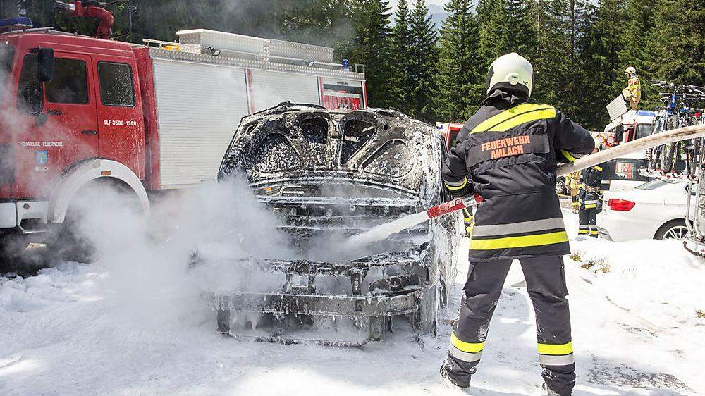 25 Feuerwehrmänner wurden zu einem Fahrzeugbrand in 1620 Meter Seehöhe gerufen
