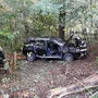 Das Auto überschlug sich und stieß gegen einen Baum