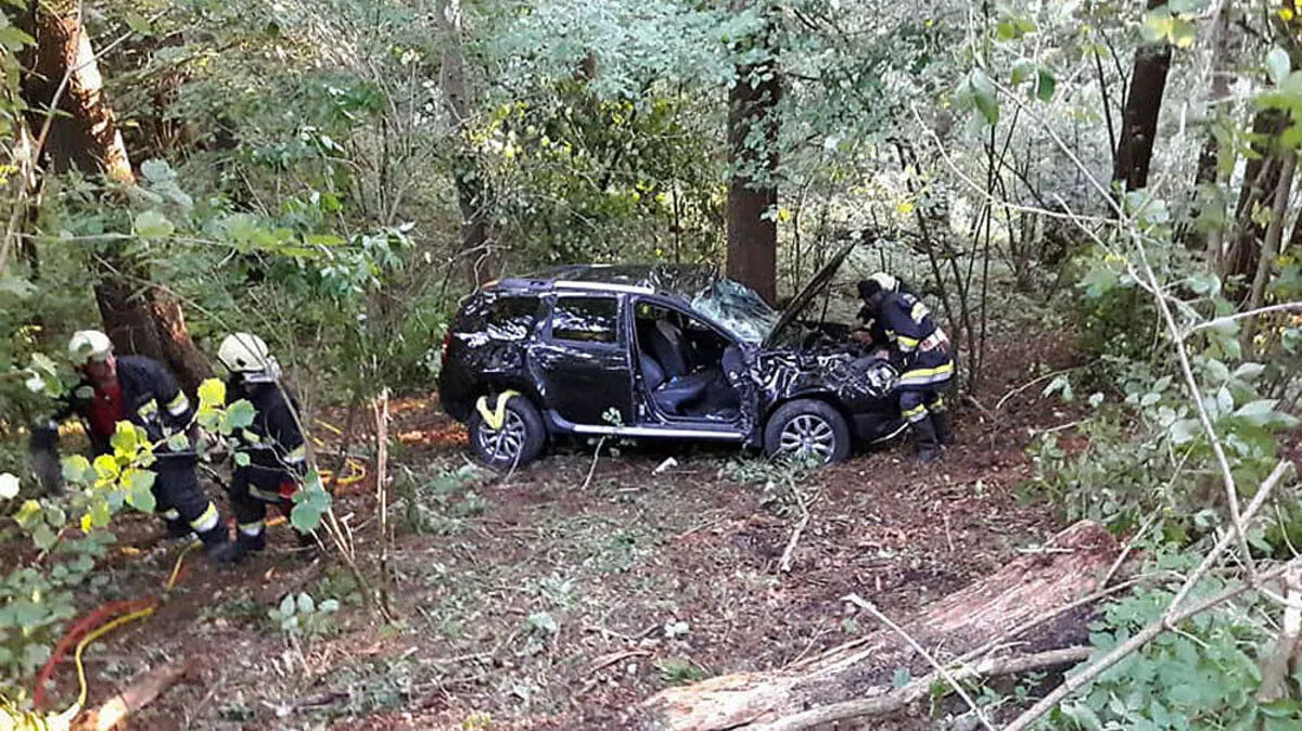 Das Auto überschlug sich und stieß gegen einen Baum