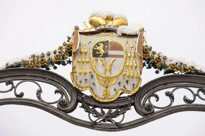 Das Wappen des Fürstbischofs Franz-Xaver von Salm-Reifferscheidt prangt auf dem Gittertor. Salm war der erste Bischof, der hier residierte.